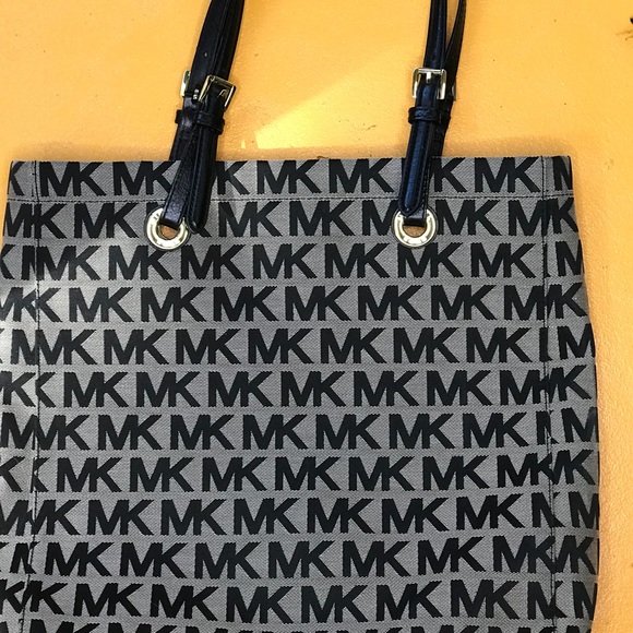 Michael Kors Tote Bag - Picture 3 of 6